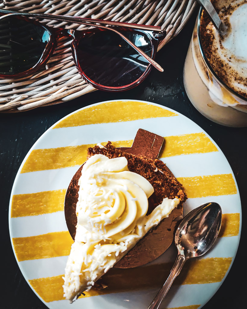 Fika at Lilla Bageriet. A Café in Lidköping. Cake and Coffee, summer vibes, happy feelings. Who can take pictures of products?