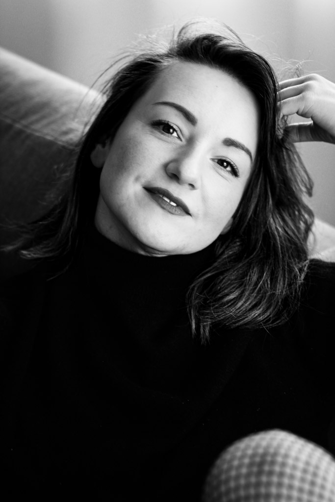 Maggy is sitting in the couch being relaxed. she looks softly in the camera. do you want portraits? Hej Ira shoots black and white portraits. 