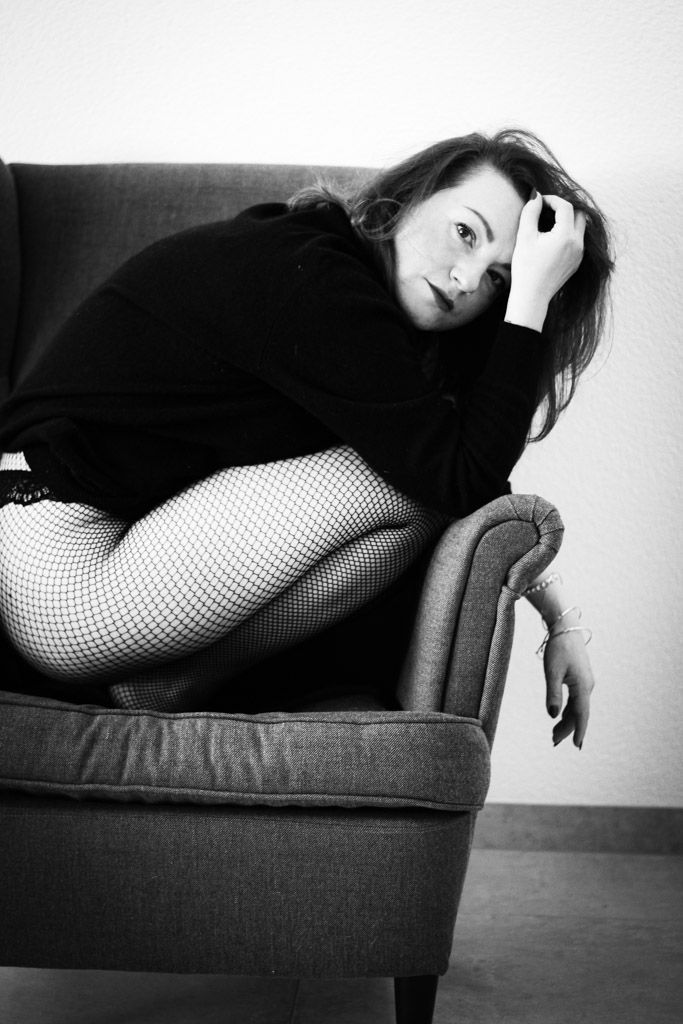 Porträtt i svartvitt av Maggy med avslappnat ansiktsuttryck.