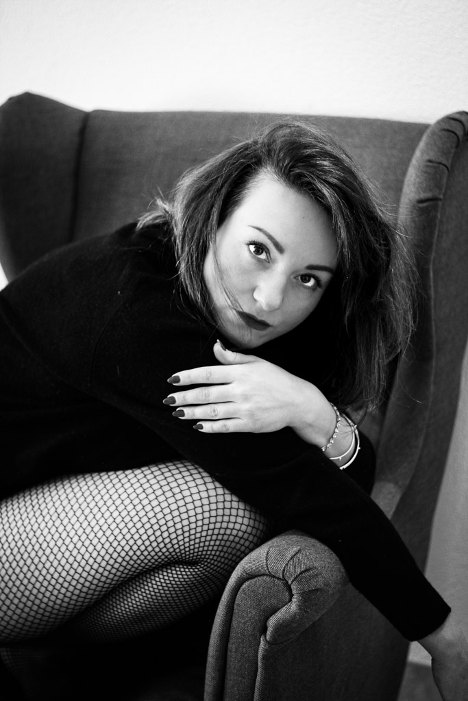 Maggy in svartvitt porträtt med mjukt sidoljus och stillsam blick utanför bild.