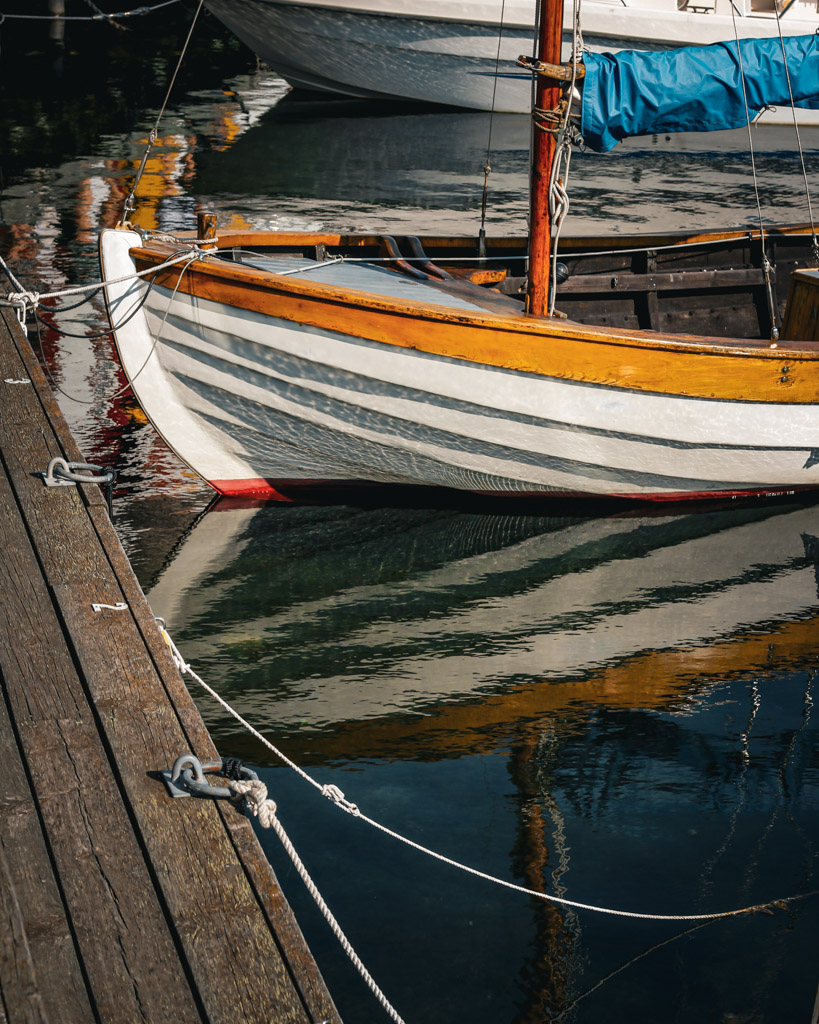 Picture of a boat in Smögen. Who can take pictures in Lidköping? 