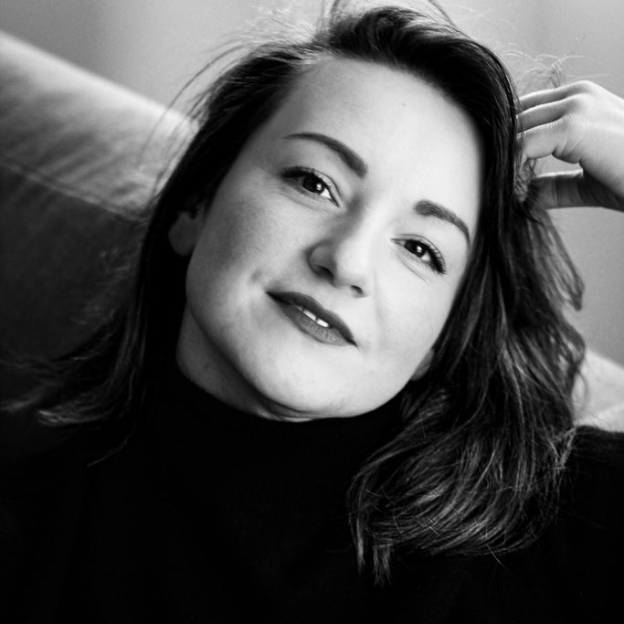 Maggy is sitting in the couch being relaxed. she looks softly in the camera. do you want portraits? Hej Ira shoots black and white portraits.