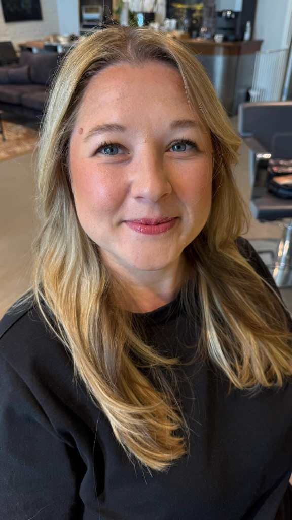 Irina Gulakov, fotograf och grundare av Hej Ira Productions AB
